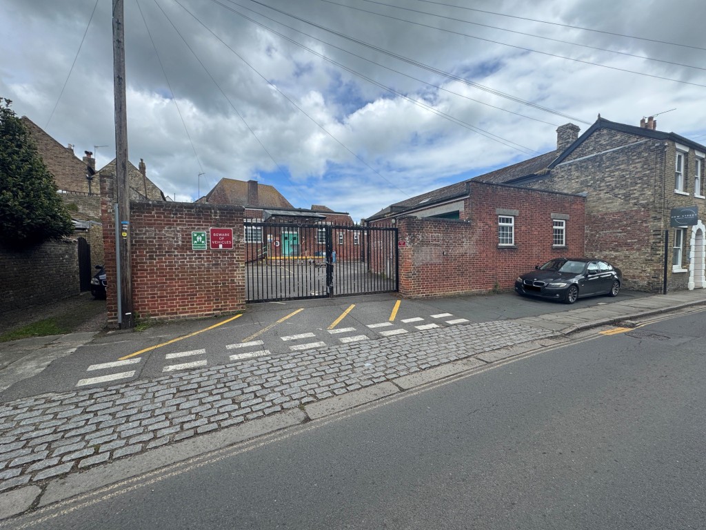 Lot: 42 - FREEHOLD PREMISES IN CENTRAL LOCATION WITH PARKING - View of rear from New Street